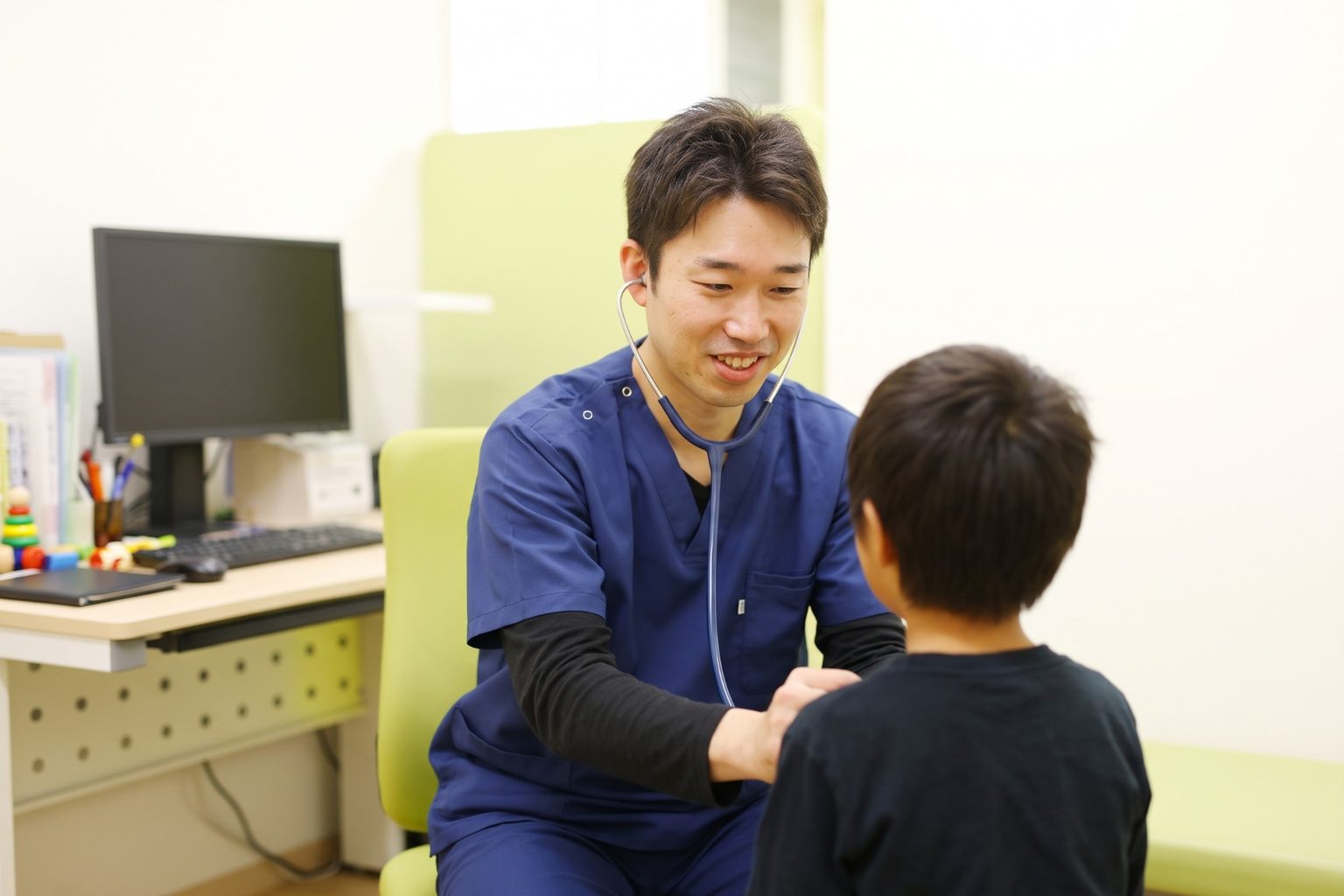 院長 深澤陽平が子どもを診察するようす